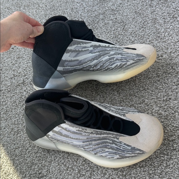 AUTHENTIC Quantum Lifestyle Yeezys - Picture 6 of 6